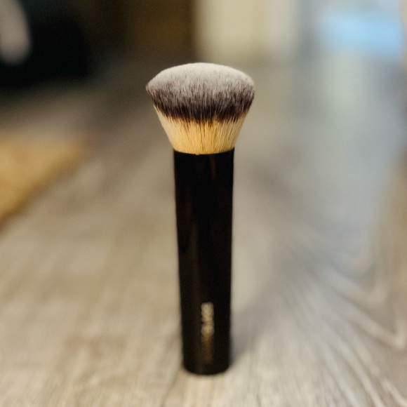 Hourglass Vanish Seamless Finish Foundation Brush - Picture 2 of 7